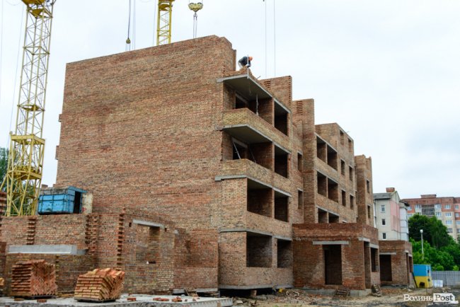 У Луцьку продовжують зводити яскраві оселі у ЖК «Caramel Residence». ФОТО*