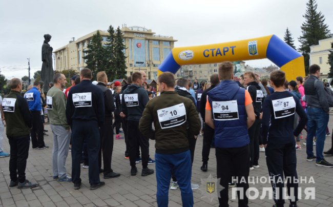 Волинські поліцейські бігли на честь загиблих воїнів. ФОТО