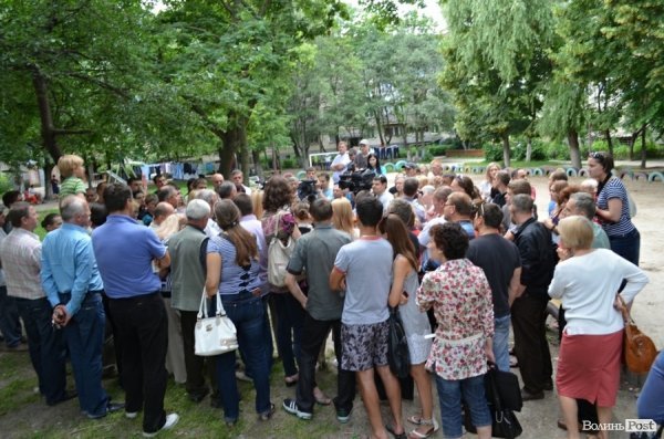 З будинку, що обвалився, виселяють людей