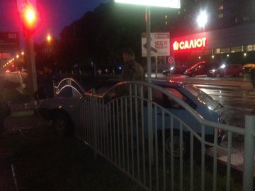У Луцьку авто на швидкості втаранилося в огорожу
