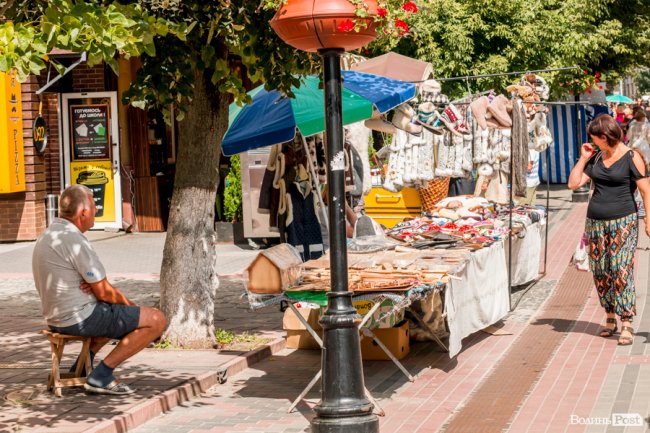 Синьо-жовтий Луцьк: як місто чепуриться до святкувань. ФОТО