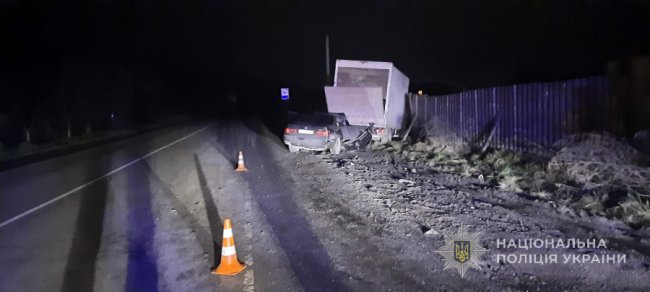 Біля Луцька 21-річний п'яний водій влетів у припарковане авто, у якому перебували люди: є травмовані та загиблий