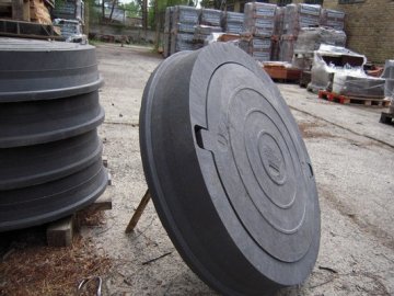 «Антизлодійські» каналізаційні люки встановили в місті на Волині