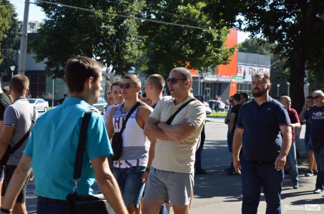 Обличчя пікету: «прихильники Тиводара» ховалися від камер та хамили