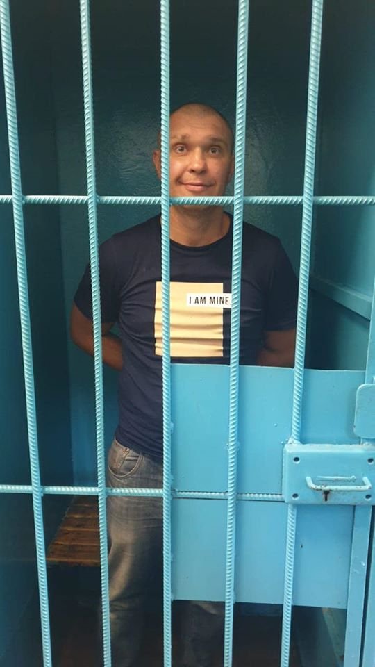 Побив та хотів зґвалтувати жінку в потязі: підозрюваного арештували