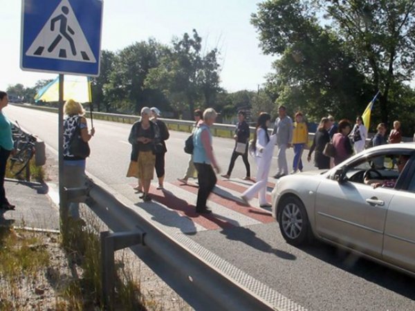Жінки заблокували трасу Київ − Чоп. ФОТО. ВІДЕО
