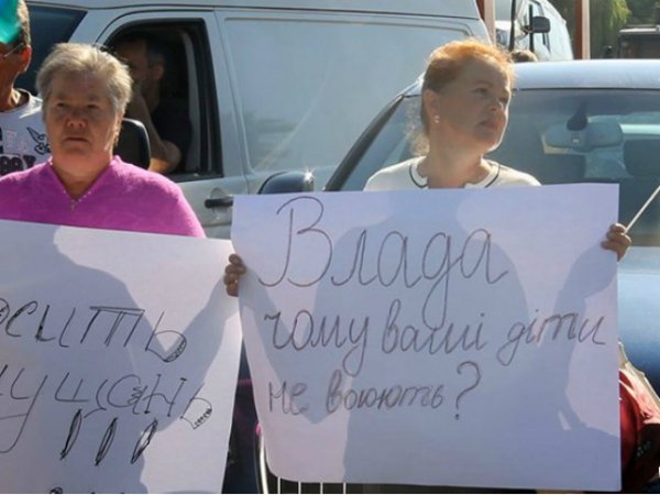 Жінки заблокували трасу Київ − Чоп. ФОТО. ВІДЕО