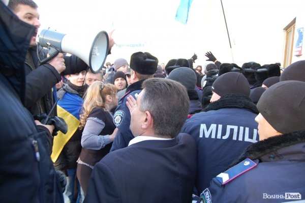 Тиснява під стінами ОДА. ФОТО