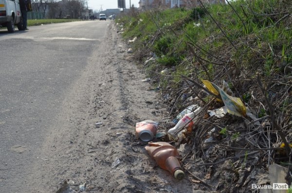 Під школою у Луцьку – купи сміття. ФОТО