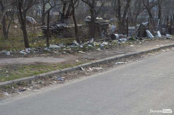 Під школою у Луцьку – купи сміття. ФОТО