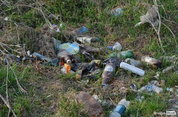 Під школою у Луцьку – купи сміття. ФОТО