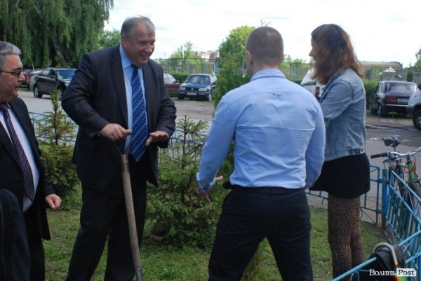 У Луцьку губернатор і мер висадили «Алею миру». ФОТО