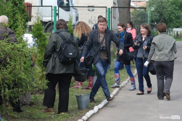 У Луцьку губернатор і мер висадили «Алею миру». ФОТО