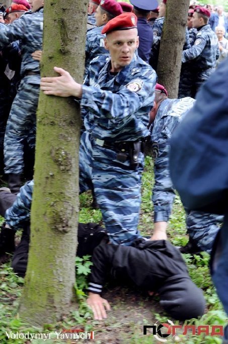 У Тернополі в День Перемоги «скрутили» свободівців. ФОТО. ВІДЕО