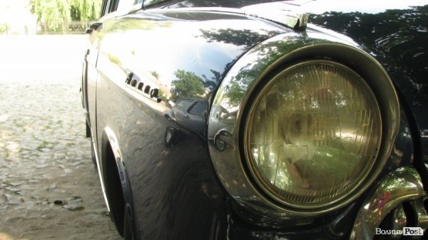 До Луцького замку прибув кортеж ретроавтомобілів. ФОТО