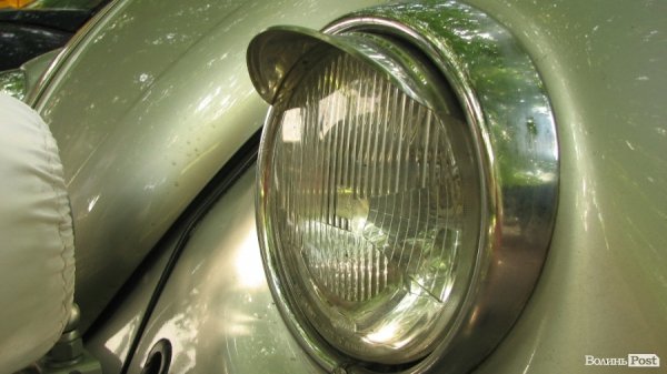 До Луцького замку прибув кортеж ретроавтомобілів. ФОТО