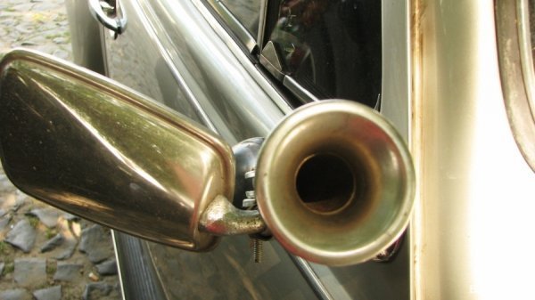 До Луцького замку прибув кортеж ретроавтомобілів. ФОТО