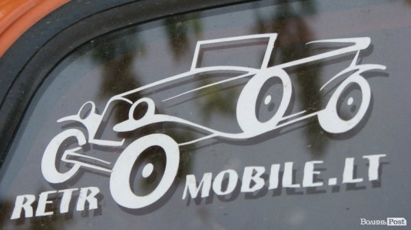 До Луцького замку прибув кортеж ретроавтомобілів. ФОТО