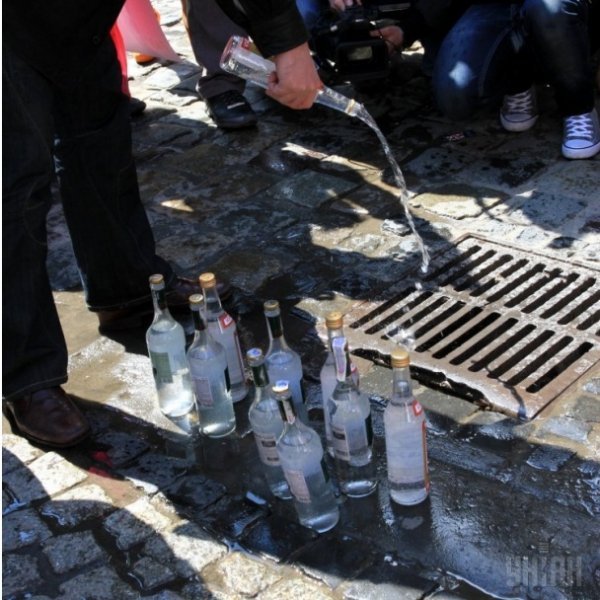 Львів’яни вилили російську горілку в каналізацію. ФОТО