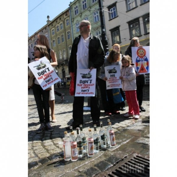 Львів’яни вилили російську горілку в каналізацію. ФОТО