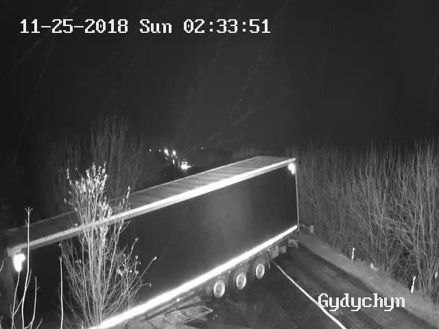 На трасі поблизу Луцька вантажівка з'їхала в кювет і перекрила рух. ФОТО 