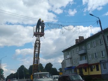 У місті на Волині встановлюють святкову ілюмінацію. ФОТО