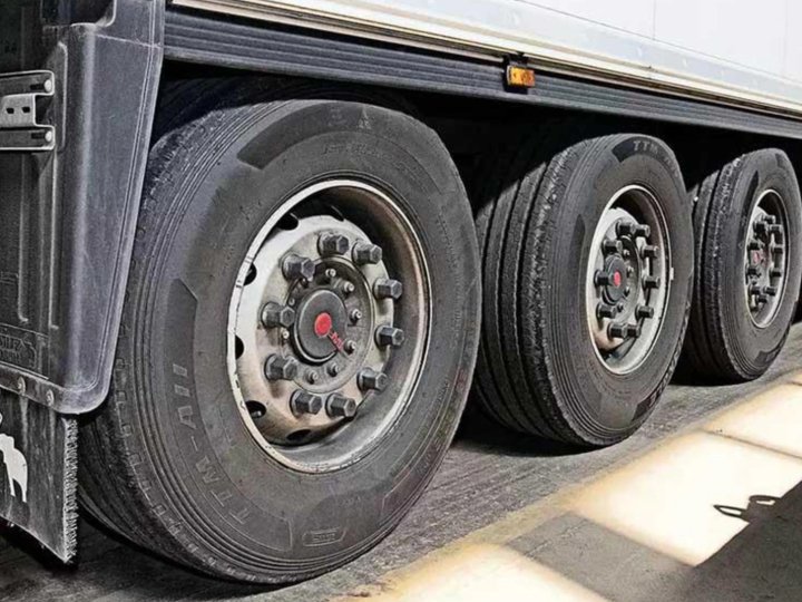 Коли потрібно міняти вантажні шини за видом зносу?