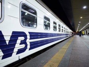 Через обстріли «Укрзалізниця» затримує рух низки поїздів