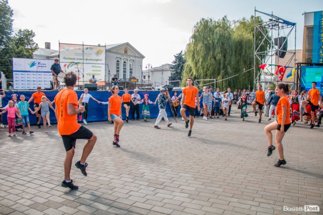 Учасники міжнародного фесту вчили лучан танцювати. ФОТО