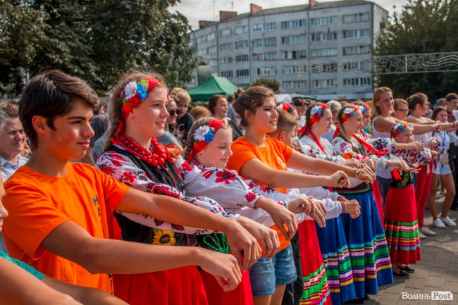 Учасники міжнародного фесту вчили лучан танцювати. ФОТО