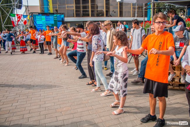 Учасники міжнародного фесту вчили лучан танцювати. ФОТО