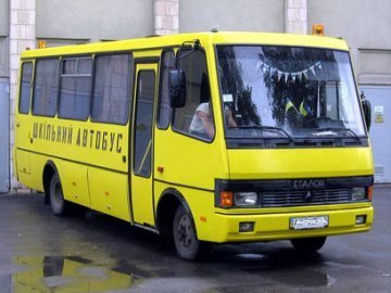 Під Луцьком шкільний автобус потрапив у ДТП: страховики умили руки