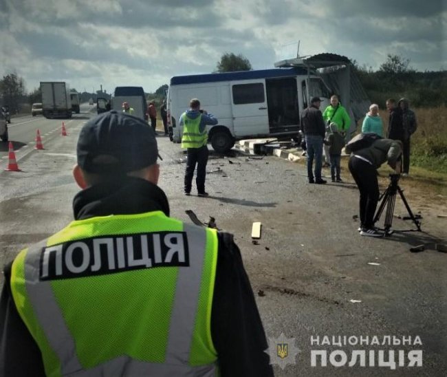 Бус з волинською реєстрацією потрапив у аварію на Львівщині: багато постраждалих ФОТО  