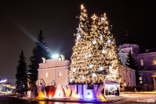 Святкові вогні вечірнього Луцька. ФОТО