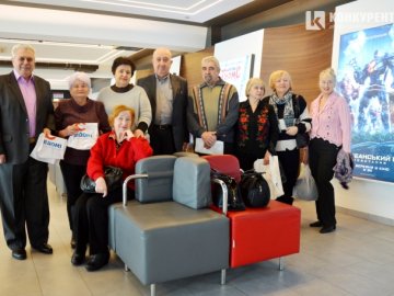 У Луцьку - аншлаг на кіносеансі для пенсіонерів. ФОТО