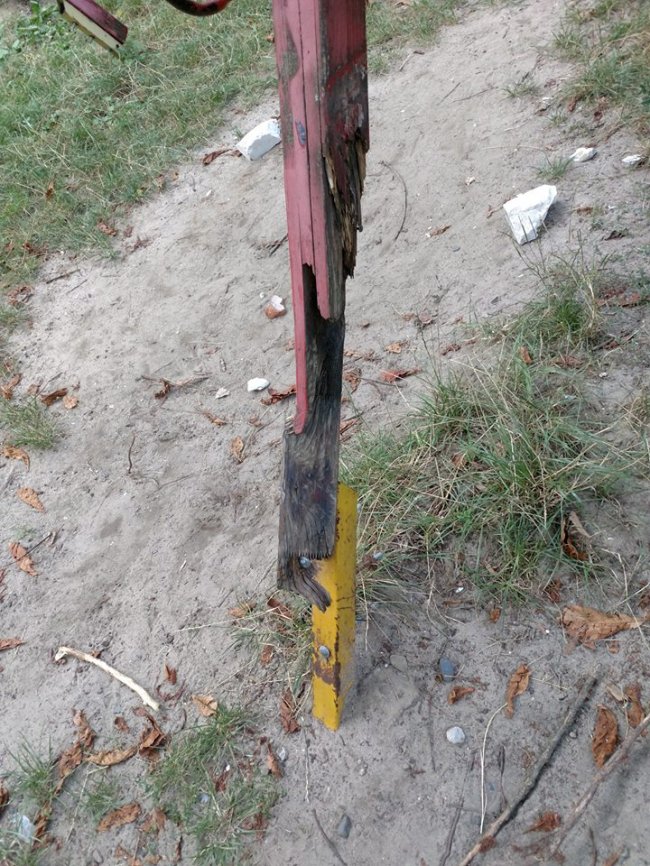 У ковельському дворі стоїть небезпечна гойдалка. ФОТО