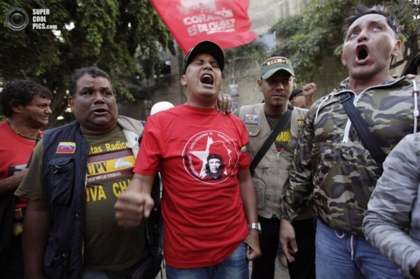 Як ридають за Уго Чавесом. ФОТО
