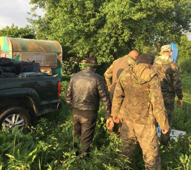 Луцькі прикордонники на березі річки знайшли 24 ящики сигарет