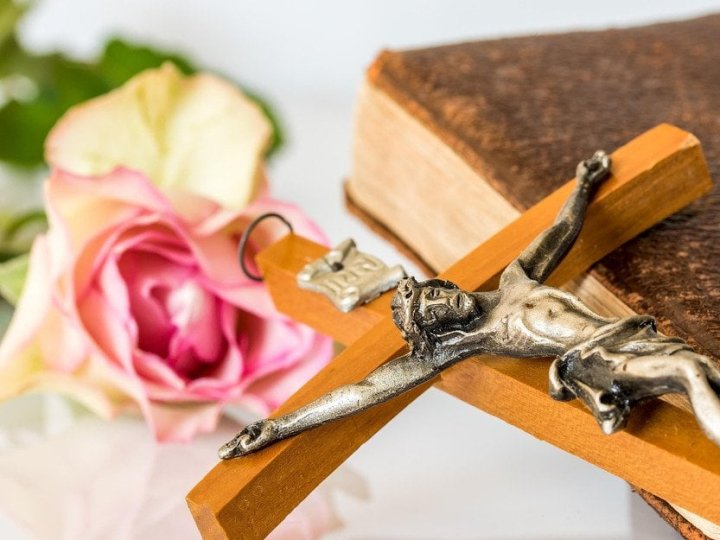 Воздвиження Хреста Господнього 2025: коли це важливе релігійне свято, що воно означає, як молитися цього дня