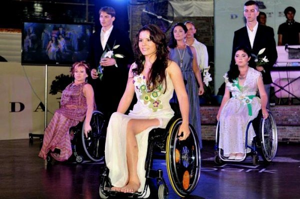 Українська дівчина-інвалід знялася оголеною. ФОТО