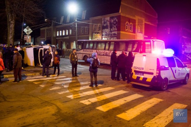 20-кілометрова черга із фур і жебрак-аферист. Надзвичайні новини тижня