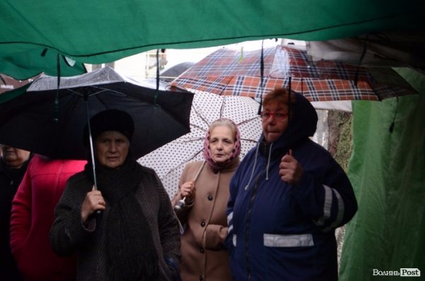 «Квіти - це духовність»: у центрі Луцька сварилися через ринок