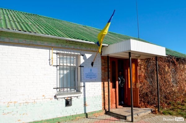 Мер Луцька прийшов на виборчу дільницю разом із дружиною. ФОТО. ДОПОВНЕНО