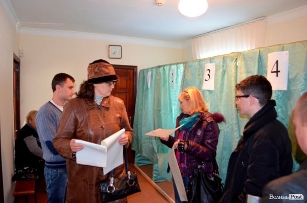 Мер Луцька прийшов на виборчу дільницю разом із дружиною. ФОТО. ДОПОВНЕНО