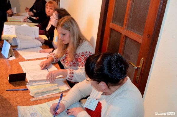 Мер Луцька прийшов на виборчу дільницю разом із дружиною. ФОТО. ДОПОВНЕНО