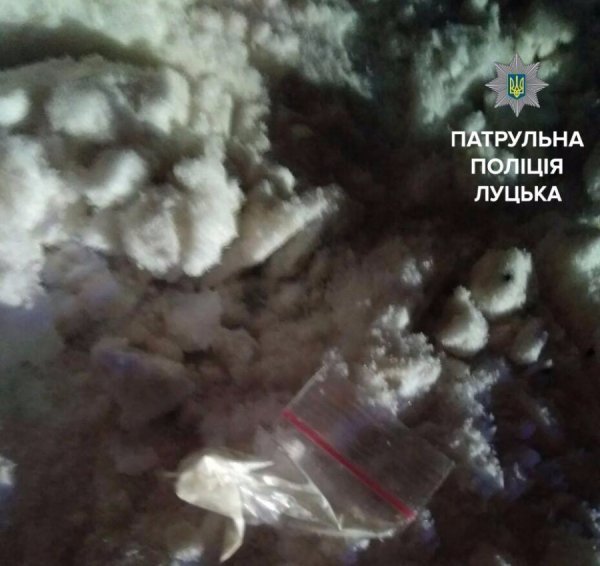 У Луцьку затримали авто з наркотиками та зброєю