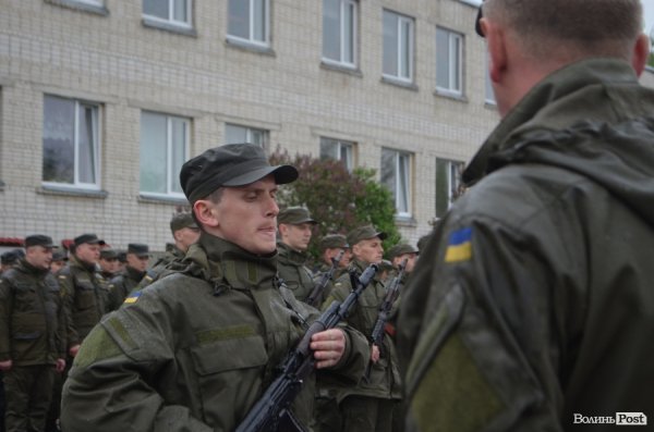 У Луцьку складали військову присягу під дощем