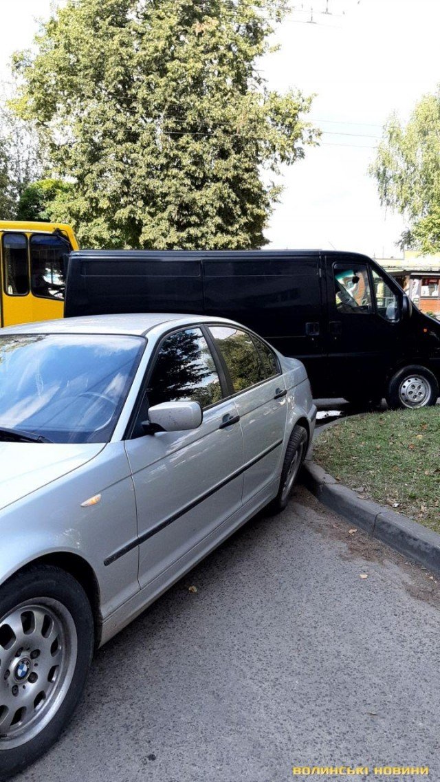 У Луцьку зіткнулися BMW та мікроавтобус. ФОТО