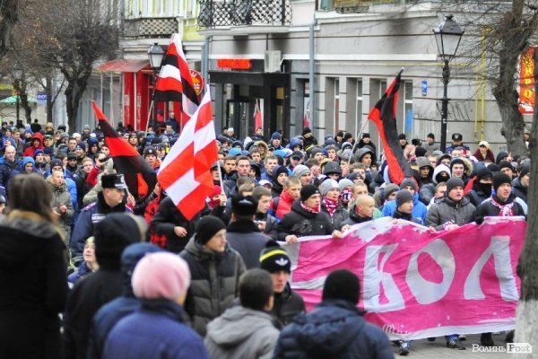Футбольні фани у Луцьку влаштували марш. ВІДЕО