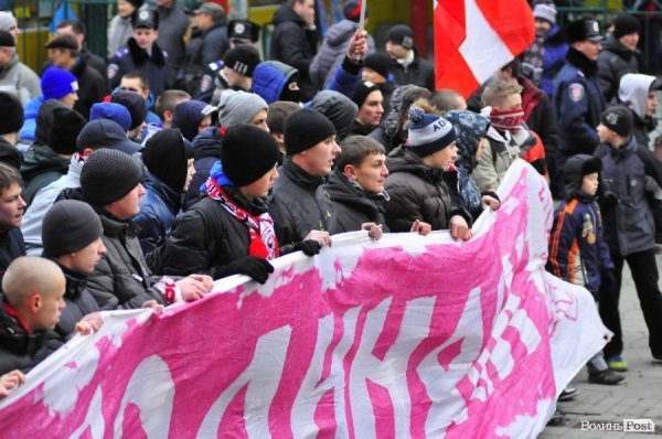 Футбольні фани у Луцьку влаштували марш. ВІДЕО